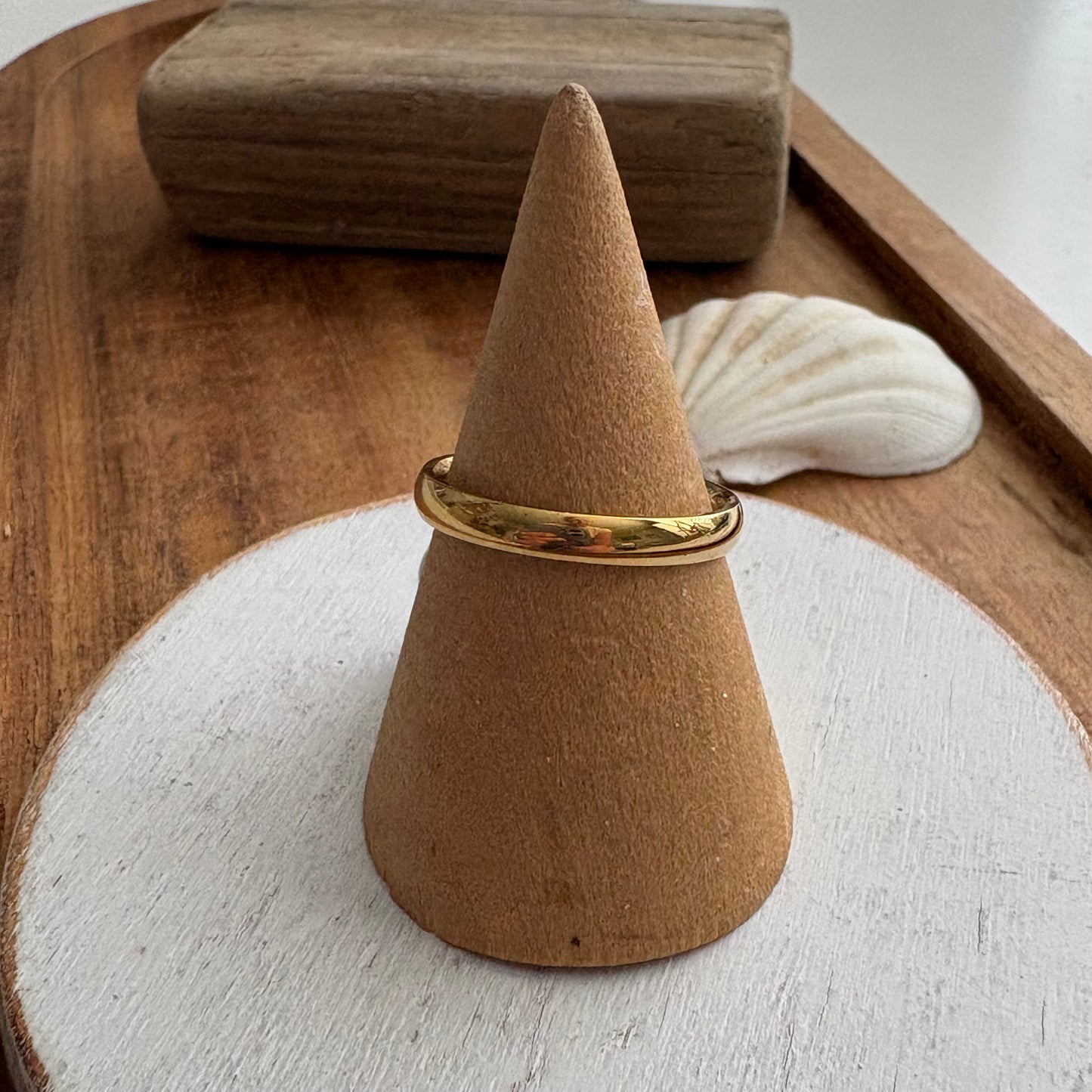 The Essential Gold Band: Effortless & Timeless
